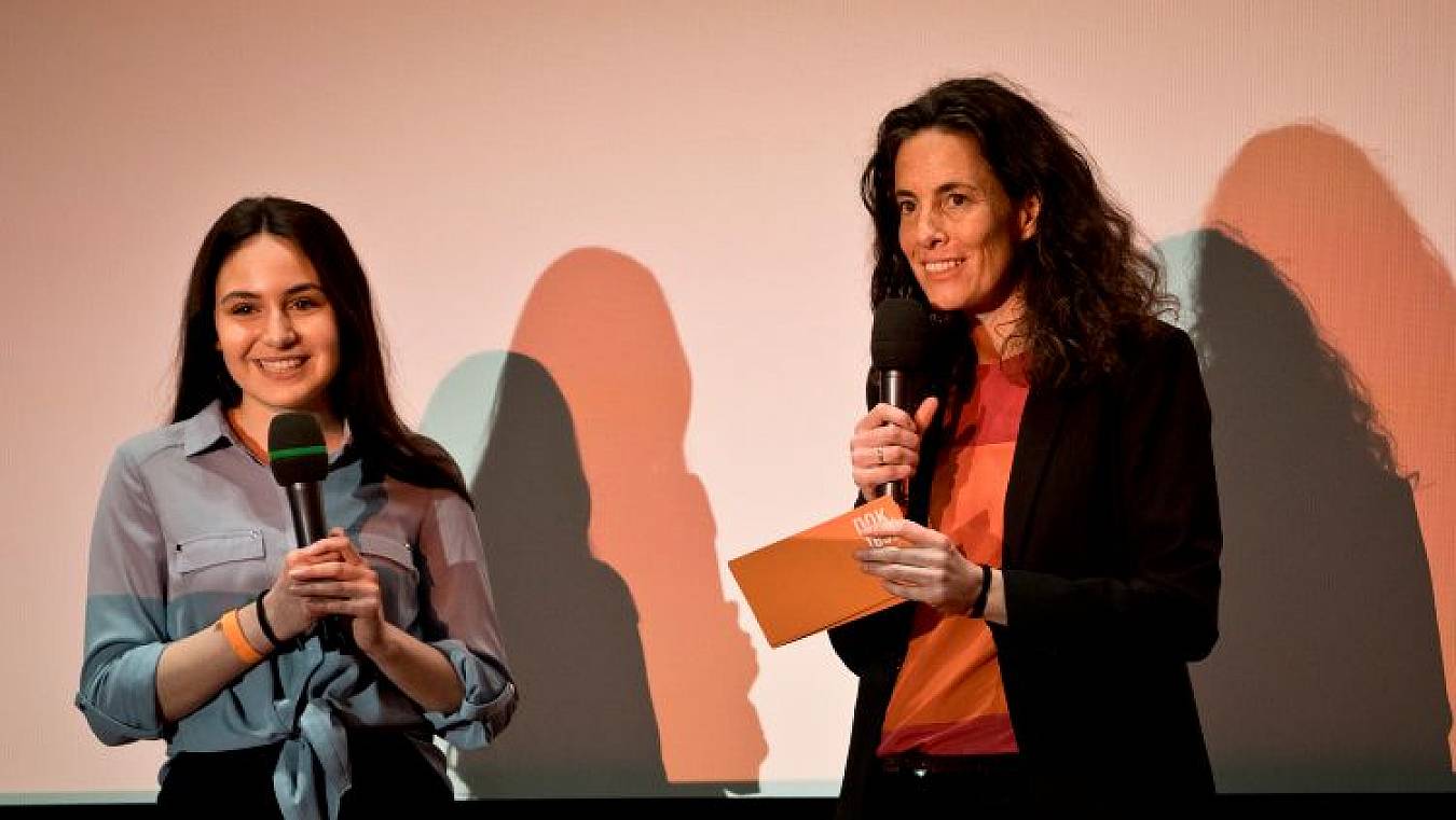 Preisträgerin Melissa Kocak mit Maya Reichert, DOK.education 2019, Melissa ist Schülerin von Dirk Meitzner