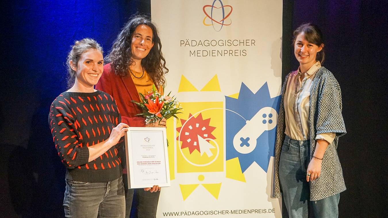 Kathi seemann, Maya Reichert und Anne Dietrich bekommen den Pädagogischen Medienpreis 2022 für die Online-Kinosäle der Schule des Sehens aus dem Filmbildungsprogramm DOK.education.