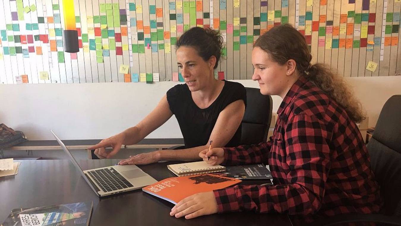 Maya Reichert und Vivienne Zenz beim Konzipieren des Blogs
